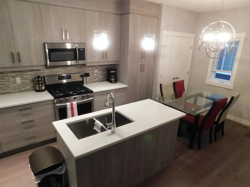 Three-Bedroom House With Balcony #33 Sunalta Downtown Calgary 0*,  Canada